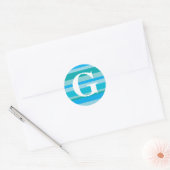 Monogram met een kleurrijke gestreept achtergrond ronde sticker (Envelop)