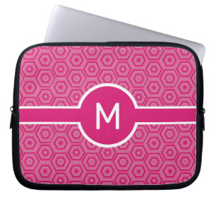 Monogram met één letter op roze zeshoeken laptop sleeve