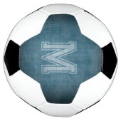 Monogram met grungy krijtbord blauwe achtergrond voetbal (Gedraaid)