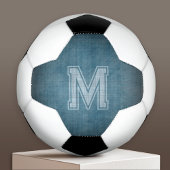 Monogram met grungy krijtbord blauwe achtergrond voetbal