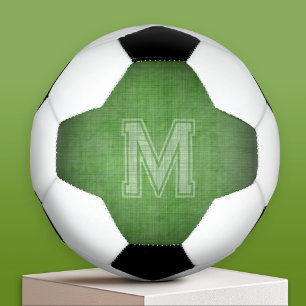 Monogram met grungy krijtbord groene achtergrond voetbal