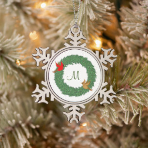 Monogram met Kardinalen in Evergreen Wreath Tin Sneeuwvlok Ornament