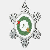 Monogram met Kardinalen in Evergreen Wreath Tin Sneeuwvlok Ornament (Rechts)