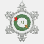 Monogram met Kardinalen in Evergreen Wreath Tin Sneeuwvlok Ornament (Voorkant)