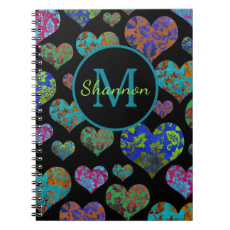 Monogram met kleurig floreel hartpatroon notitieboek
