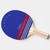 monogram met strepen op blauwe pingpong tafeltennisbatje (Zijkant)
