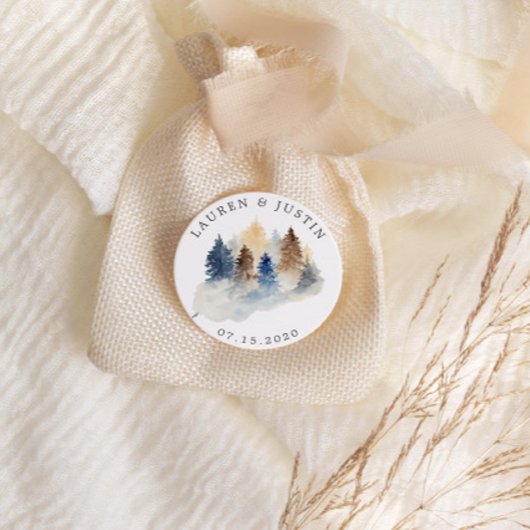 Monogram met waterverf bomen in landelijke bergsti ronde sticker