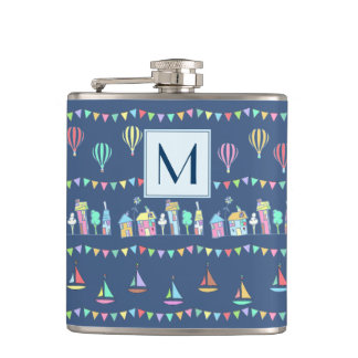 Monogram met zeilboten en vlaggetjes in een kustst heupfles