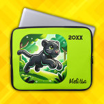 Monogram met zwarte en groene Panther Cub | Laptop Sleeve<br><div class="desc">Zwarte panters worden al lang vereerd in verschillende culturen over de hele wereld,  vaak als symbool van macht,  kracht en mysterie. Deze schattige zwarte panterwelp,  in zwart en groen,  monogram met naam en jaartal portretteert meer dan alleen 'schattig'. Laptop Sleeve. [374bf4b8f493]</div>