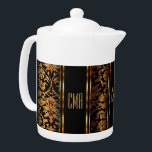 Monogram Metallic Gold en Black Damask Theepot<br><div class="desc">Teapot. Met een prachtig Monogram Metallic Gold en Black Damask Pattern. Een charmant accent om aan je huis toe te voegen of te geven voor een housewarming cadeau. 📌Als u meer aanpassingen nodig hebt, klikt u op de knop "Klik om verder aan te passen" of "Ontwerp aanpassen of bewerken" en...</div>