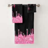 Monogram Metallic Hot Pink Glitter Drip op zwart Bad Handdoek (Insitu)