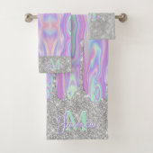 Monogram Metallic Silver Glitter Drip & Iridescent Bad Handdoek (Insitu)