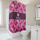 Monogram mid century moderne patroon roze aangepas douchegordijn (In situ)