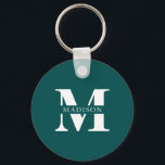 Monogram minimalistisch elegant Blauwgroen Sleutelhanger<br><div class="desc">Voeg een vleugje sophisticatie toe aan uw dagelijkse benodigdheden met deze prachtig gepersonaliseerde sleutelhanger, ontworpen om praktische bruikbaarheid te combineren met tijdloze elegantie. Met uw aangepaste monogram in een elegant serif lettertype, voegt deze sleutelhanger een verfijnde en gepolijste toets toe aan uw sleutels, tassen of geschenken. Gemaakt met duurzame materialen...</div>