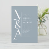 Monogram Minimalistische Dusty Blue Modern Wedding Kaart (Staand voorkant)
