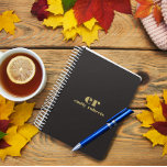 Monogram minimalistische zwart linnen gouden typog planner<br><div class="desc">Een eenvoudig,  stijlvol ontwerp op maat in een lichtgrijze,  minimalistische typografie op een donkergrijze afbeeldingen achtergrond. De gouden tinten,  monogram initialen en naam kunnen eenvoudig worden gepersonaliseerd om een ontwerp zo uniek als jij te maken! Dit is een perfect cadeau of accessoire voor elke gelegenheid.</div>