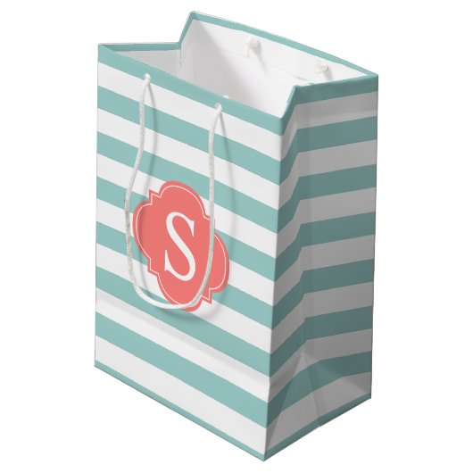 Monogram Mint en Coral Stripes Medium Cadeauzakje (Achterkant Gekanteld)