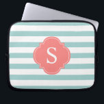 Monogram mint- en koraalstrepen laptop sleeve<br><div class="desc">Moderne en chemische horizontale strepen en een ontwerp van quatrefotolie.</div>