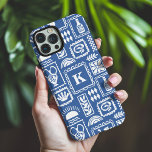 Monogram Modern Blauw Wit Abstract Patroon iPhone 16 Pro Max Hoesje<br><div class="desc">Monogram Modern Blue White Abstract Pattern iPhone 16 Pro Max Hoesje Phone Case heeft een patroon van abstracte objecten met uw aangepaste monogram in het midden. Perfect cadeau voor haar voor Kerstmis,  verjaardag,  Moederdag en meer,  of vriendin,  zus,  moeder,  vrienden. Creëer door Evco Studio www.zazzle.com/store/evcostudio</div>
