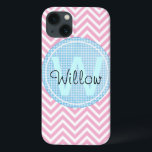 Monogram Modern Chevron Pattern Geometric Art Name iPhone 13 Hoesje<br><div class="desc">Roze en witte Chevron Pattern Moderne Abstracte Kunst zette je monogram of initialen op dit prachtige roze patroon van de trendy roze chevron! Ook een geweldig cadeau. Een modern abstract,  schattig zigzagpatroon met een trendy aanraking met retrorflair. Kunstschattig elegant geometrisch  retro-girale design.</div>