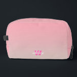 Monogram Modern Chique Roze Pastel Ombre Toilettasje<br><div class="desc">Moderne jaren '90 chique,  ombre cosmetische toilettas met aangepaste monogram en naam.</div>
