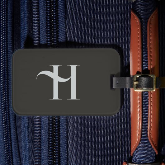 Monogram Modern Elegant Groen Olijf Kleur Initiaal Bagagelabel (Voorkant Insitu 4)