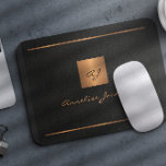 Monogram modern elegant script: goud zwarte zwarte muismat<br><div class="desc">Luxe exclusieve,  stijlvolle,  gepersonaliseerde mousepad met een faux gouden metalen glitterplein en lijnen over een stijlvolle zwarte lederen achtergrond.         Personaliseer het met jouw tekst,  jouw naam en monogram initialen.</div>