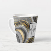Monogram modern goud en grijs geanide geode latte mok (Linkerhoek)