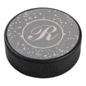 Monogram Modern Grijs Terrazzo Hockey Puck (3/4)