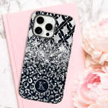 Monogram Modern Leopard Print Glitter gepersonalis iPhone 15 Pro Max Case<br><div class="desc">Monogram Modern Leopard Print Glitter Gepersonaliseerde iPhone 15 Pro Max Hoesjes telefoonhoes is voorzien van een zilveren en blauw luipaardprint faux glitter en diamantgeometrisch patroon gepersonaliseerd met uw aangepaste monogram. Perfect cadeau voor haar voor Kerstmis,  verjaardag,  Moederdag en meer,  of vriendin,  zus,  moeder,  vrienden. Creëer door Evco Studio www.zazzle.com/store/evcostudio</div>