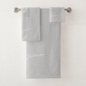 Monogram modern zilvergrijs elegant metallic bad handdoek (Insitu)