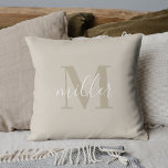 Monogram moderne beige familienaam Naam Kussen<br><div class="desc">Aangepast ontworpen werpen kussen met gepersonaliseerde familienaam monogram ontwerp.</div>