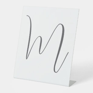 Monogram moderne eenvoudige minimalistische vlakte reclamebord met voetstuk