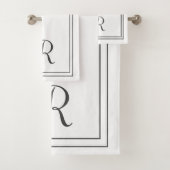 Monogram moderne elegante zwarte & witte strepes bad handdoek (Insitu)