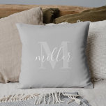 Monogram moderne grijze familienaam kussen<br><div class="desc">Aangepast ontworpen werpen kussen met gepersonaliseerde familienaam monogram ontwerp.</div>