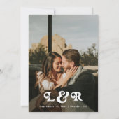 Monogram Moderne Retro 70's bruiloft uitnodiging (Achterkant)