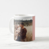 Monogram moderne roze gepersonaliseerde fotofamili koffiemok (Voorkant links)