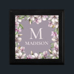 Monogram Monogrammen Magnolia Floral Cadeaudoosje<br><div class="desc">Dit stijlvolle ontwerp kenmerkt uw persoonlijke naam en monogram omringd door een lijst van magnolia bloemen. Gepersonaliseerd door de tekst in de tekstvakken te bewerken die #giftwrapping #giftwrappinguses #giftboxes #magnolia #floral #gifts #monogram #mongrammed #personalizedgiften</div>