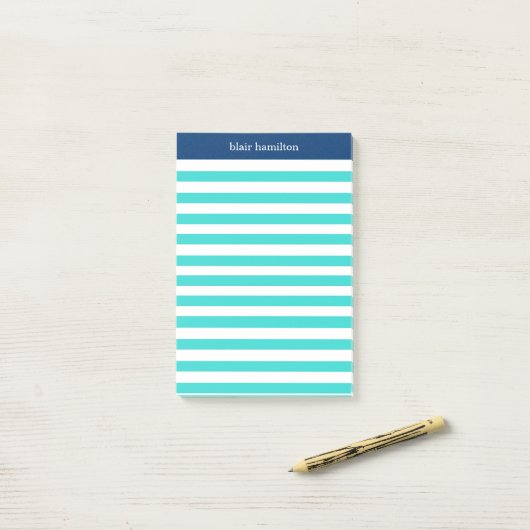 Monogram Mooi Blauw Gestreepte Post-it® Notes (Op bureau)