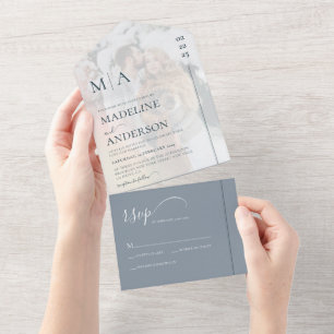 Monogram mosterdblauw met bovenliggend fotohuwelij all in one uitnodiging