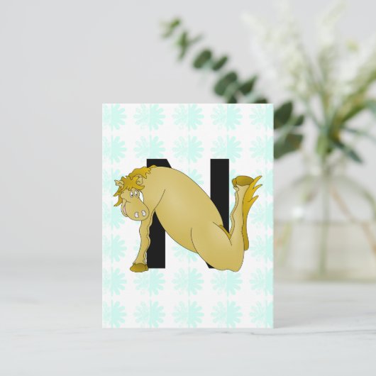 Monogram N Cartoon paard gepersonaliseerd Briefkaart (Staand voorkant)