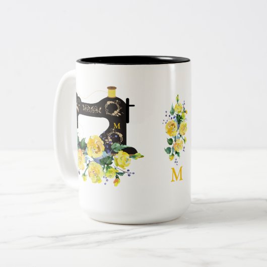 Monogram  naaimachine, geel tweekleurige koffiemok (Voorkant links)