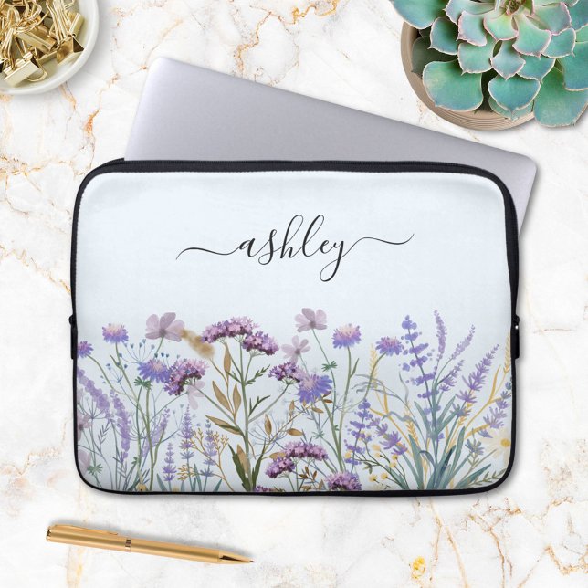 Monogram naam bloem botanisch paarse wilde bloem laptop sleeve (In situ)