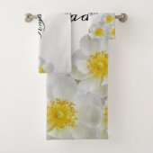 Monogram Naam Bloem Wit Zilver Elegant Modern Bad Handdoek (Insitu)