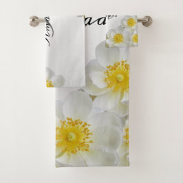 Monogram Naam Bloem Wit Zilver Elegant Modern Bad Handdoek