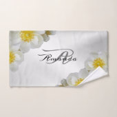 Monogram Naam Bloem Wit Zilver Elegant Modern Bad Handdoek (Handdoek)
