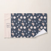 Monogram Naam Blush Pink Navy Blue Floral Bad Handdoek (Handdoek)