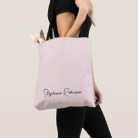 Monogram Naam Blush Stylish Script Persoonlijk Tote Bag<br><div class="desc">Meisjesachtige, vrouwelijke, minimalistische, eenvoudige, schone, roze monogram naam handtekening script, op maat gemaakte, gepersonaliseerde boodschappentas. Dit ontwerp met de naam in een cursieve, mooie, met de hand geschreven lettertype handtekening typografie (of kalligrafie) op een pastel stoffige roze of licht roze achtergrond. Geweldig vrouwelijk cadeau voor verjaardag, trouwen, Kerstmis, bruidsfeest, 16e...</div>
