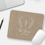 Monogram naam elegant chic gepersonaliseerd muismat<br><div class="desc">Eigen witte botanische monogram en familienaam moderne elegante chic rustic stylish dark beige burlap gepersonaliseerde mousepad.       Een modern cadeau voor bruiloften,  verjaardagen,  Thanksgiving,  Kerstmis of andere gelegenheden.</div>