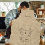 Monogram naam familie gepersonaliseerd elegant rus schort<br><div class="desc">Eigen monogram en naam met een gezin met een jaar elegant chic country farmhouse style beige ochre burlap (PRINTED) apron for dad,  grandpa,  of andere familieleden. U kunt het met de naam vervangen.       Een modern keepascadeau voor bruiloften,  verjaardagen,  woonwoningen,  Thanksgiving,  Kerstmis,  gezinsherenigingen of andere gelegenheden.</div>